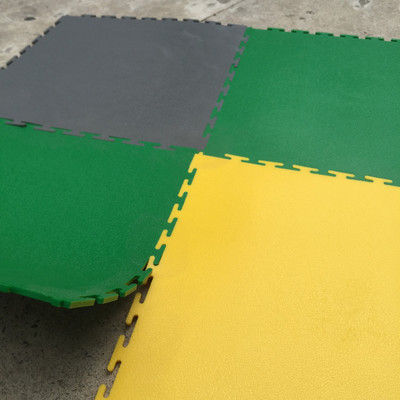 工業(yè)地板廠家 大小規(guī)格供應 來色定做PVC塑膠地墊 鎖扣塑膠地板圖片_高清圖_細節(jié)圖-上海欣運塑膠制品 -