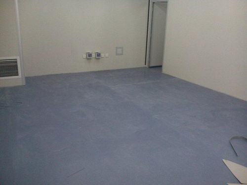 PVC塑膠地板應(yīng)用與批發(fā)指南 達(dá)縣、涪城地膠及機(jī)房防滑地膠解析